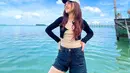 Penyanyi kelahiran 10 Juli 1999 ini memiliki jadwal yang padat sebagai penyanyi. Oleh sebab itu, Happy harus pintar-pintar membagi waktu untuk kerja dan liburan melespas penat. Seperti momen Happy Asmara mengisi waktu santainya dengan liburan memandangi lautan. (Liputan6.com/IG/@happy_asmara77)