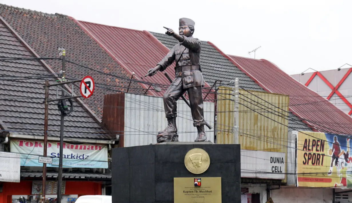 Patung Kapten Tubagus Muslihat di Simpang Jalan Kapten Muslihat, Kota Bogor, Jawa Barat, Senin (26/12/2022). Patung hasil karya seniman Yayat Darajat ini merekonstruksi wajah, tubuh dan perawakan pahlawan yang gugur di medan perang usai tertembak di Jembatan Merah. (Liputan6.com/Magang/Aida Nuralifa)