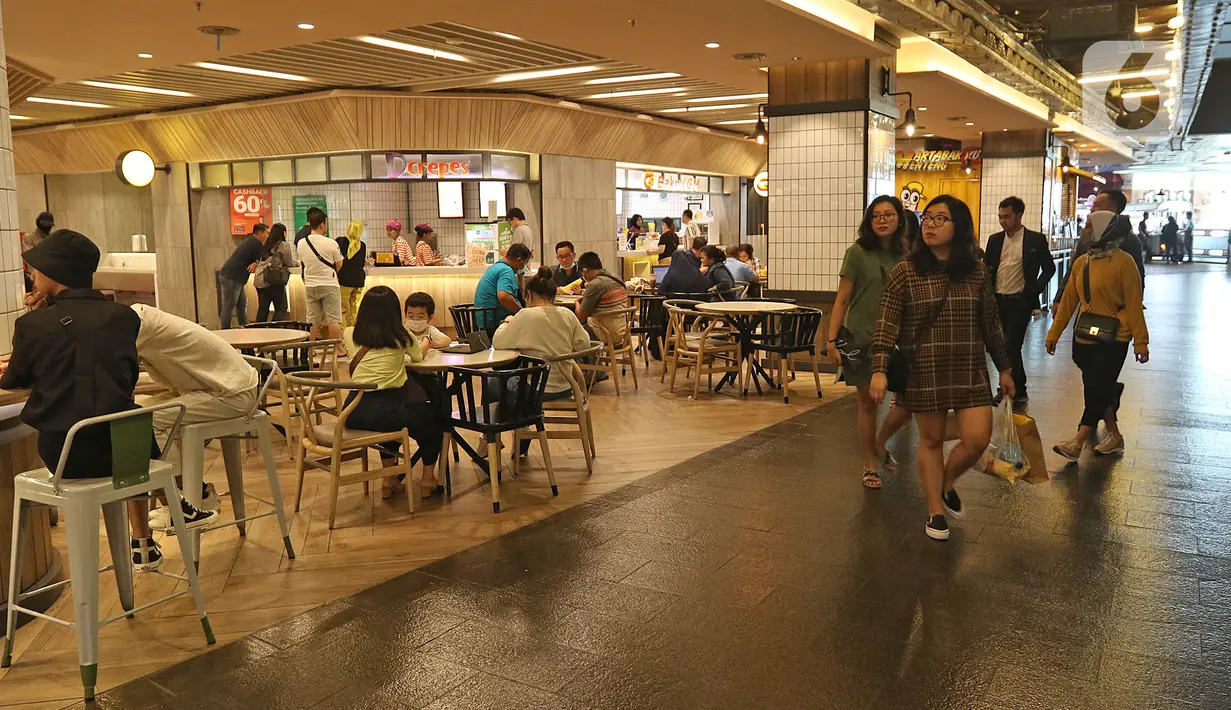 Pengunjung berada di salah satu pusat perbelanjaan Grand Indonesia, Jakarta, Minggu (15/3/2020). Ditengah maraknya wabah COVID-19, beberapa pusat perbelanjaan masih normal didatangi masyarakat untuk sekedar berbelanja atau menghabiskan waktu di akhir pekan. (Liputan6.com/Herman Zakharia)