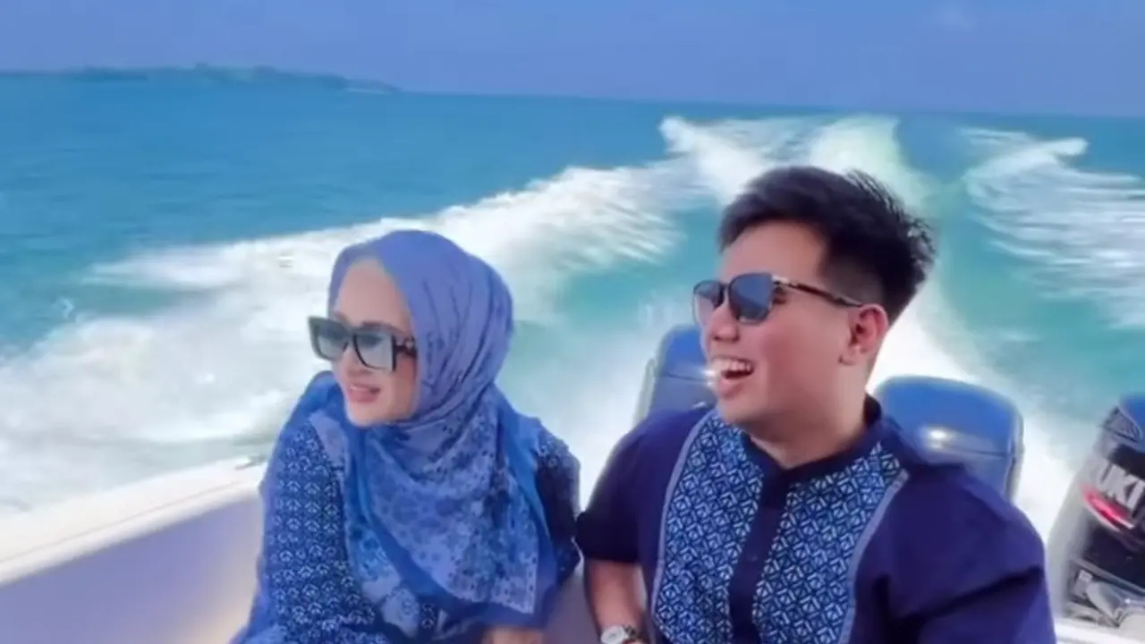 6 Potret Nathalie Holscher & Frans Faisal Jadi Model Koleksi Ivan Gunawan, Kompak Pakai Baju Couple
