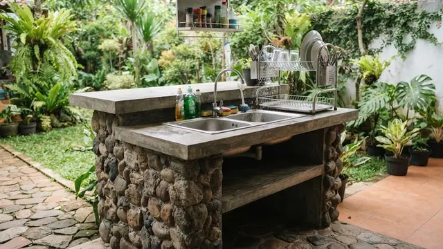 Desain Tempat Cuci Piring Belakang Rumah dengan Meja Cor Dua Tingkat