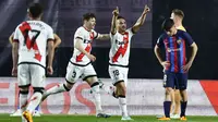 Pemain Rayo Vallecano, Alvaro Garcia, melakukan selebrasi setelah mencetak gol ke gawang Barcelona pada laga Liga Spanyol di Stadion Vallecas, Kamis (27/04/2023). Barcelona dipaksa menelan kekalahan oleh Rayo Vallecano di laga pekan ke-31 La Liga. (AP Photo/Pablo Garcia)