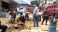 Tim Baguna PDIP diterjunkan di lokasi bencana, Pacitan, Jawa Timur. (Liputan6.com/Taufiqurrohman)