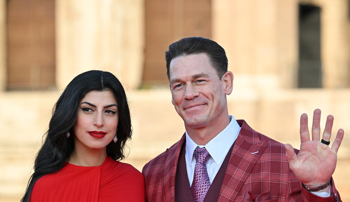 Pegulat dan aktor AS John Cena dan istrinya yang kelahiran Iran, Kanada, Shay Shariatzadeh tiba untuk pemutaran perdana film "Fast X", film kesepuluh dalam Fast & Furious Saga, di monumen Colosseum di Roma pada 12 Mei 2023. (AFP/Alberto Pizzoli)