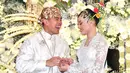 <p>Putra bungsu Presiden Joko Widodo, Kaesang Pangarep, memasangkan cincin nikah di jari sang istri, Erina Gudono seusai akad nikah di Pendopo Agung Kedaton Ambarrukmo, Royal Ambarrukmo, Sleman, DI Yogyakarta, Sabtu (10/12/2022). Sejumlah pejabat dan tokoh hadir ikut menyaksikan momen sakral tersebut. (FOTO: Agus Suparto/Biro Pers Istana Kepresidenan)</p>