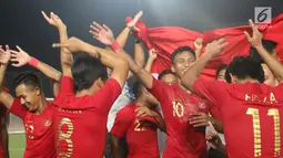 Pemain Timnas Indonesia merayakan gelar juara Piala AFF U-22 2019 setelah mengalahkan Thailand pada laga final di Stadion National Olympic, Phnom Penh, Selasa (26/2). Indonesia menjadi juara setelah mengalahkan Thailand 2-1. (Bola.com/Zulfirdaus Harahap)