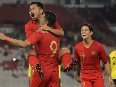 Para pemain Timnas Indonesia merayakan gol yang dicetak Beto Goncalves ke gawang Vanuatu ada laga persahabatan di SUGBK, Jakarta, Sabtu (15/6). Indonesia menang 6-0 atas Vanuatu. (Bola.com/Yoppy Renato)