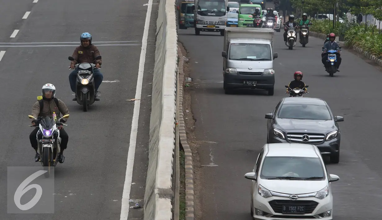 Pengendara motor melintas di Jalan Layang Non Tol Kampung Melayu arah Tanah Abang, Jakarta, Senin (9/1). Minimnya pengawasan membuat pemotor dapat leluasa memasuki jalur khusus roda empat atau lebih tersebut. (Liputan6.com/Immanuel Antonius)