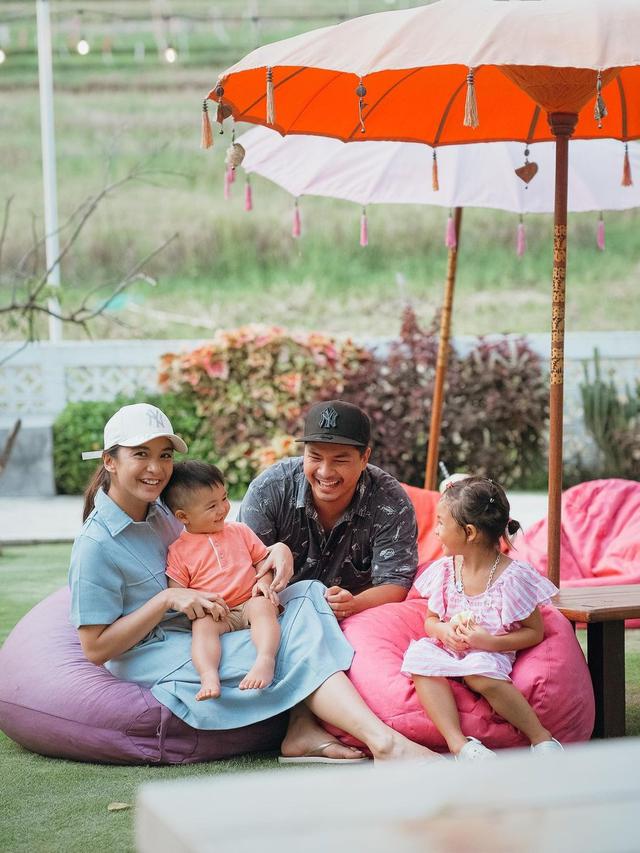 7 Tahun Menikah, Ini 8 Potret Harmonis Keluarga Chelsea Olivia dan Glenn Alinskie