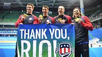 Michael Phelps (dua kanan) berfoto bersama tim AS seusai meraih medali emas pada nomor estafet 4 x 100 meter gaya ganti di Olimpiade Rio, Sabtu (13/8/2016) waktu setempat. (EPA/BERND THISSEN)