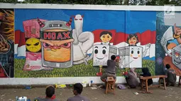 Suasana pembuatan lukisan mural pemilu di Kawasan TBRS Semarang, Minggu, (3/3). Acara yang diadakan oleh KPU Jateng ini adalah sosialisasi ajakan mencoblos pemilu saat april mendatang. (Liputan6.com/Gholib)