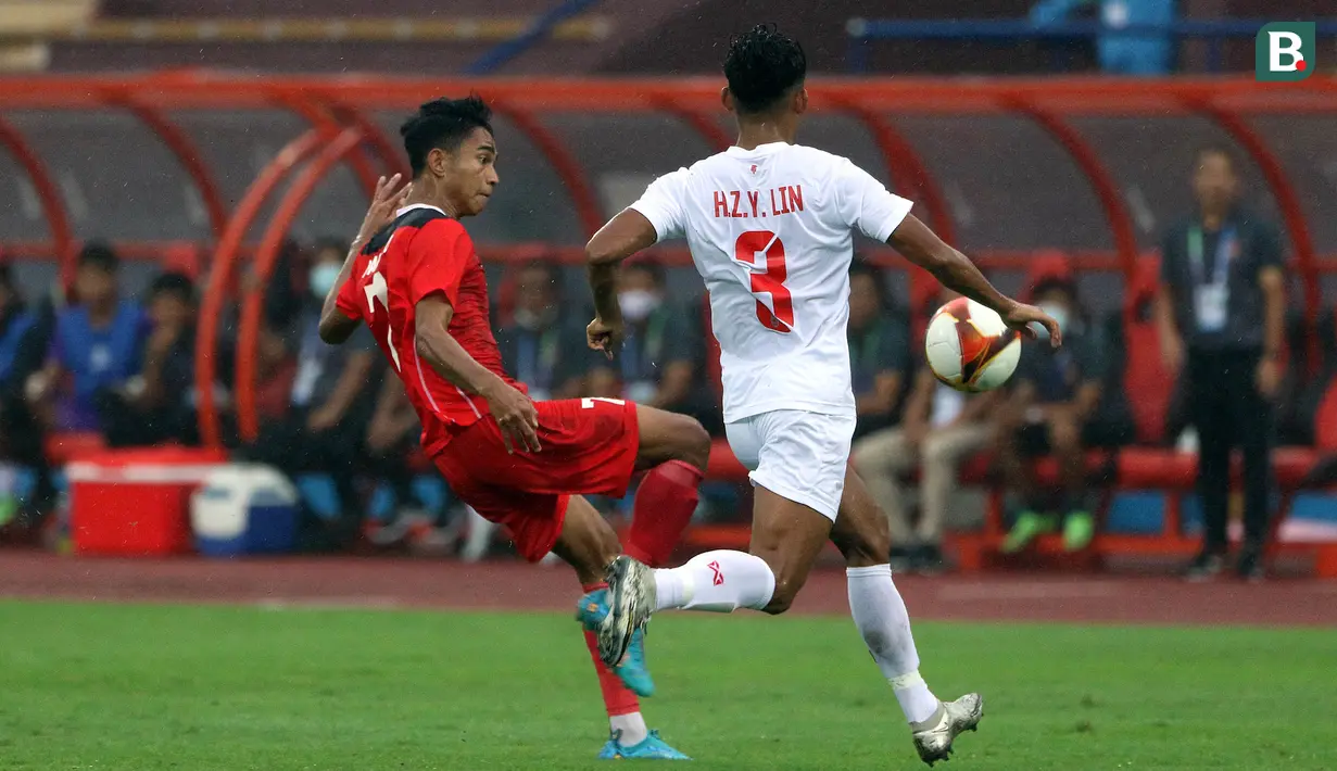 Di masa injury time babak pertama, Marselino Ferdinan berhasil mencetak gol ketiga lewat sebuah tendangan voli dalam situasi kemelut di muka gawang Myanmar. (Bola.com/Ikhwan Yanuar)