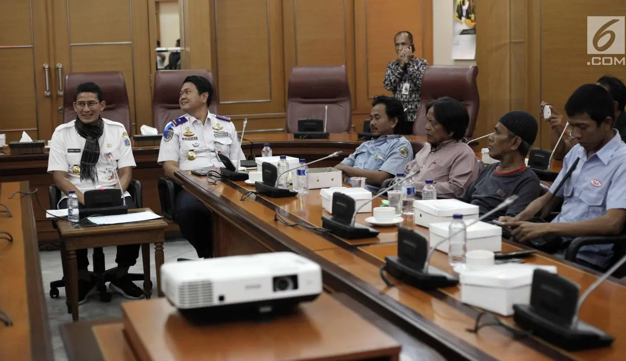 Suasana pertemuan Wakil Gubernur DKI Jakarta Sandiaga Uno dengan sejumlah perwakilan sopir angkot di Balai Kota, Jakarta, Rabu (31/1). Pertemuan tersebut berlangsung tertutup. (Liputan6.com/Arya Manggala)
