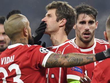 Para pemain Bayern Munchen merayakan gol yang dicetak Thomas Mueller ke gawang Besiktas pada laga Liga Champions di Stadion Allianz Arena, Munchen, Selasa (20/2/2018). Munchen menang 5-0 atas Besiktas. (AFP/Thomas Kienzle)