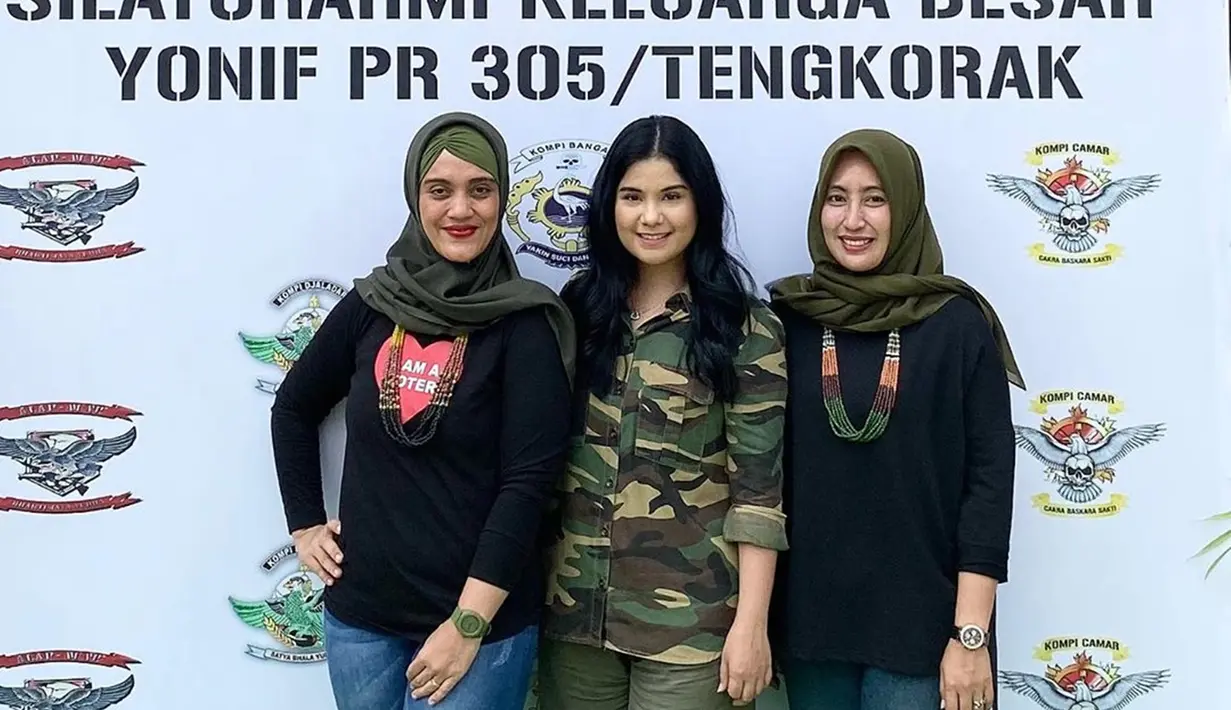 Acara silaturahmi tersebut menjadi ajang bereuni bagi Annisa Pohan dengan para wanita dari istri prajurit. Dengan memakai baju tentara, wanita berusia 37 tahun tersebut terlihat tampak bahagia bisa bereuni dengan teman-teman lamanya. (Liputan6.com/IG/@annisayudhoyono)