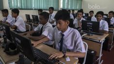 Para pemain Timnas Indonesia U-16 usai mengerjakan Ujian Nasional tingkat SMP di SMA 39 Cijantung, Jakarta, Rabu (3/5/2017). (Bola.com/Vitalis Yogi Trisna)