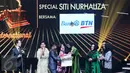 Sejumlah artis memberikan hadiah ulang tahun kepada Siti Nurhaliza di acara Golden Memories International di Indosiar, Jakarta, Kamis (12/1). (Liputan6.com/Yoppy Renato)