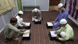 Siswa muslim membaca Alquran selama bulan suci Ramadhan di Madinatul Uloom Tahfeez ul Quran, Hyderabad, India, Kamis (7/4/2022). (NOAHSELAM/AFP)