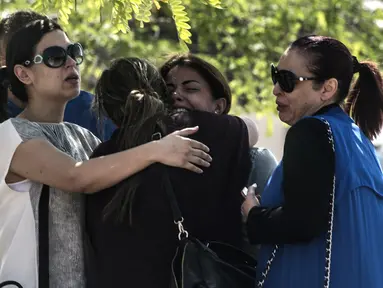 Keluarga penumpang pesawat EgyptAir saling berpelukan saat mencari informasi di luar Bandara Kairo, Kamis (19/5). Pesawat EgyptAir yang membawa 59 penumpang dan 10 kru itu menghilang dari radar dalam perjalanan dari Paris ke Kairo. (KHALED DESOUKI/AFP)