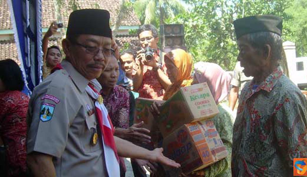Citizen6, Ponorogo: Bupati ponorogo memberikan bantuan secara simbolis. (Pengirim: Aprilia)