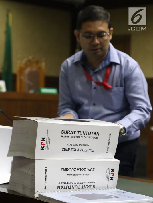 Tim Jaksa Penuntut Umum KPK merapikan tumpukan surat tuntutan terhadap terdakwa dugaan gratifikasi dan suap pengesahan APBD Provinsi Jambi, Zumi Zola saat sidang tuntutan di Pengadilan Tipikor, Jakarta, Kamis (8/11). (Liputan6.com/Helmi Fithriansyah)
