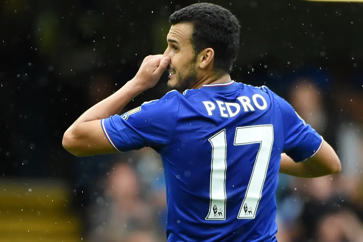 Tendangan winger Chelsea Pedro Rodriguez jelang laga melawan Stoke City, Sabtu (18/3/2017), menyasar dan mengenai penonton.