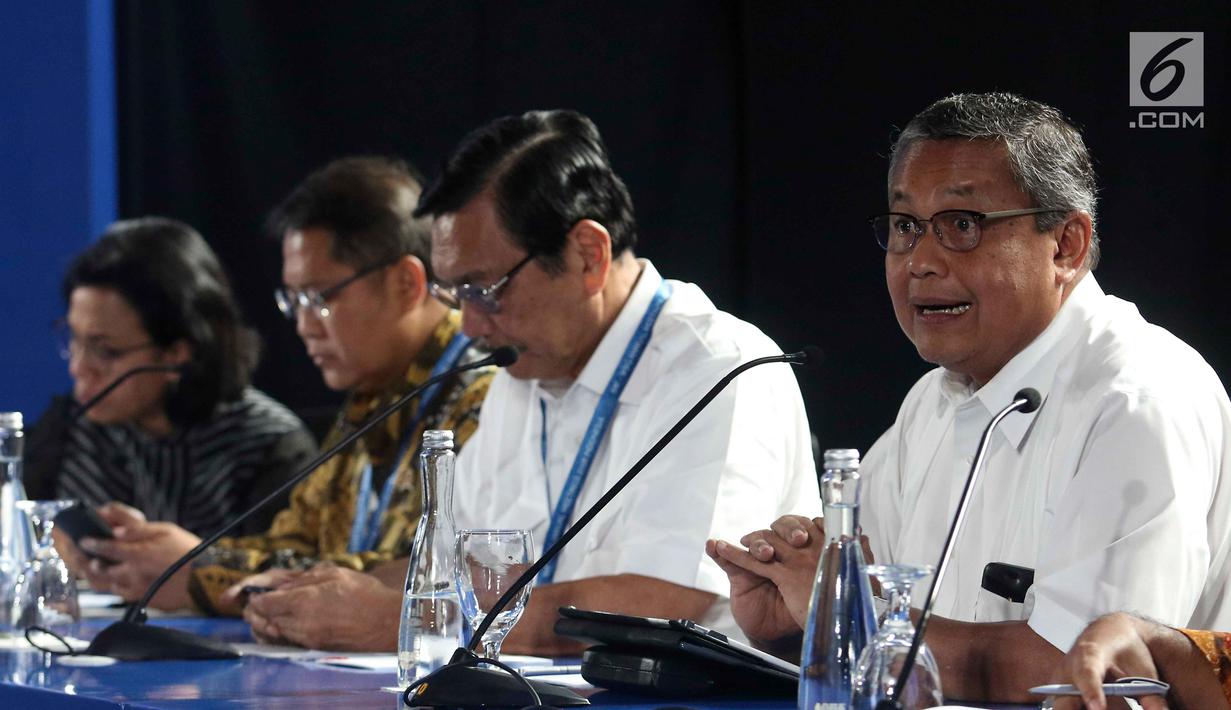 Gubernur BI Perry Warjiyo (kanan) saat memberi keterangan terkait pertemuan tahunan IMF-Bank Dunia di Bali, Senin (8/10). Pertemuan tahunan IMF-Bank Dunia digelar pada tanggal 8 hingga 14 Oktober 2018. (Liputan6.com/Angga Yuniar)