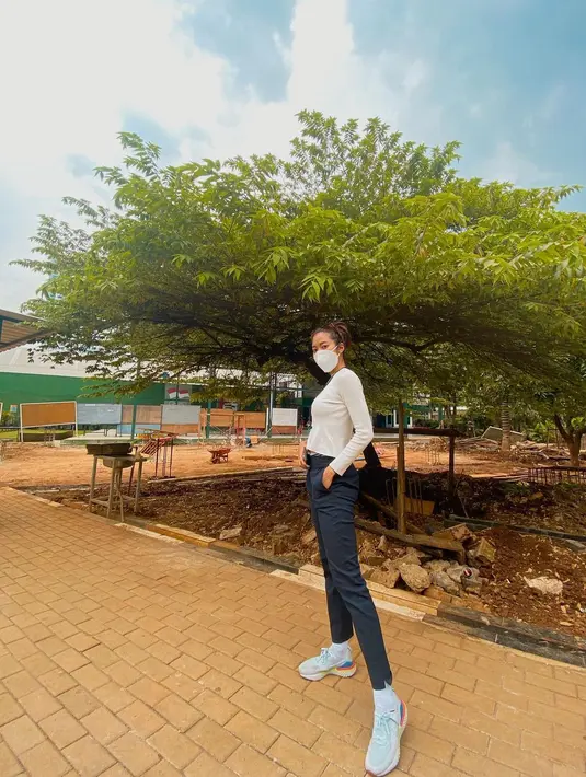 "Yang gue alami: pelecehan kekerasan fisik dan verbal atas keikutcampurannya," tulis Widi Vierrela, Minggu (23/5/2021). (Instagram/_widikidiw_)