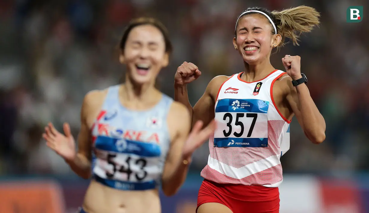 Pelari Indonesia, Emilia Nova, melakukan selebrasi usai berlaga pada nomor 100 meter lari gawang Asian Games di SUGBK, Jakarta, Minggu (26/8/2018). Emilia Nova menyabet medali perak setelah membukukan waktu 13,33 detik. (Bola.com/Peksi Cahyo)