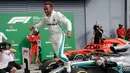 Pembalap Mercedes, Lewis Hamilton melompat dari mobilnya usai meraih kemenangan GP Italia di Sirkuit Monza di Monza, (2/9). Hamilton sudah meraih enam podium tertinggi di F1 2018. (AP Photo/Luca Bruno)