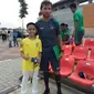 Wakil Indonesia di Football for Friendship Alfonso Hutabarat bersama Luis Milla. (F4F)