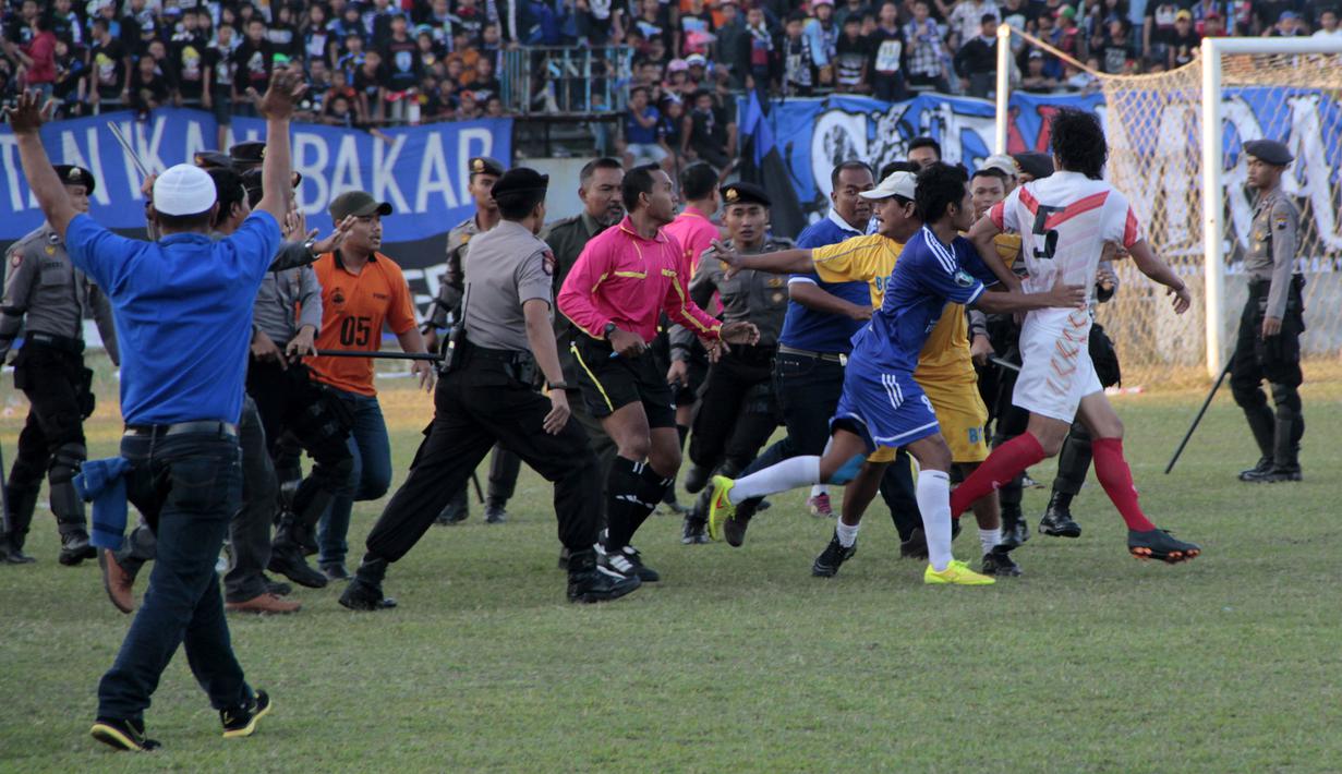 Wasit Maulana terlibat keributan dengan pemain Persis dalam final lanjutan Piala Polda Jateng di Stadion Jatidiri, Semarang, Minggu (2/8/2015). (Bola.com/Vincensius Sawarno)
