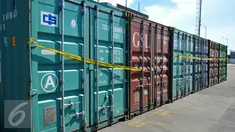Enam kontainer berisi pupuk ilegal dipasangi garis polisi di Pelabuhan Tanjung Priok, Jakarta, Kamis (7/4). Petugas menggagalkan 6 kontainer pupuk ilegal yang akan diperjualbelikan oleh sindikat produsen dan distributor. (Liputan6.com/Yoppy Renato)