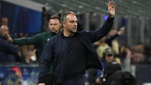 Pelatih Barcelona asal Jerman, Hans-Dieter Flick, meneriakkan instruksi kepada para pemainnya dari pinggir lapangan selama pertandingan leg kedua semifinal Liga Champions UEFA antara Inter Milan dan FC Barcelona di stadion San Siro di Milan, Rabu dini hari WIB (7-5-2025). (PIERO CRUCIATTI/AFP)