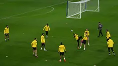 Para pemain Borussia Dortmund saat mengikuti sesi latihan di Stamford Bridge di London (6/3/2023).Borussia Dortmund akan bertanding melawan Chelsea ada leg kedua babak 16 besar Liga Champions di stamford Bridge, Inggris.(AFP/Glyn Kirk)