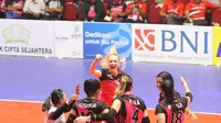 Pemain Jakarta Pertamina Energi merayakan kemenangan 3-0 atas Jakarta PGN Popsivo Polwan pada seri ketiga putaran pertama Proliga 2018. Jakarta Pertamina belum terkalahkan. (Humas PBVSI)