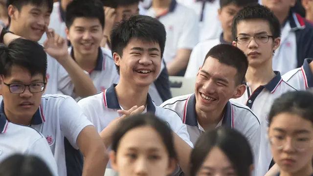 Antusias Siswa di Wuhan Memulai Semester Baru