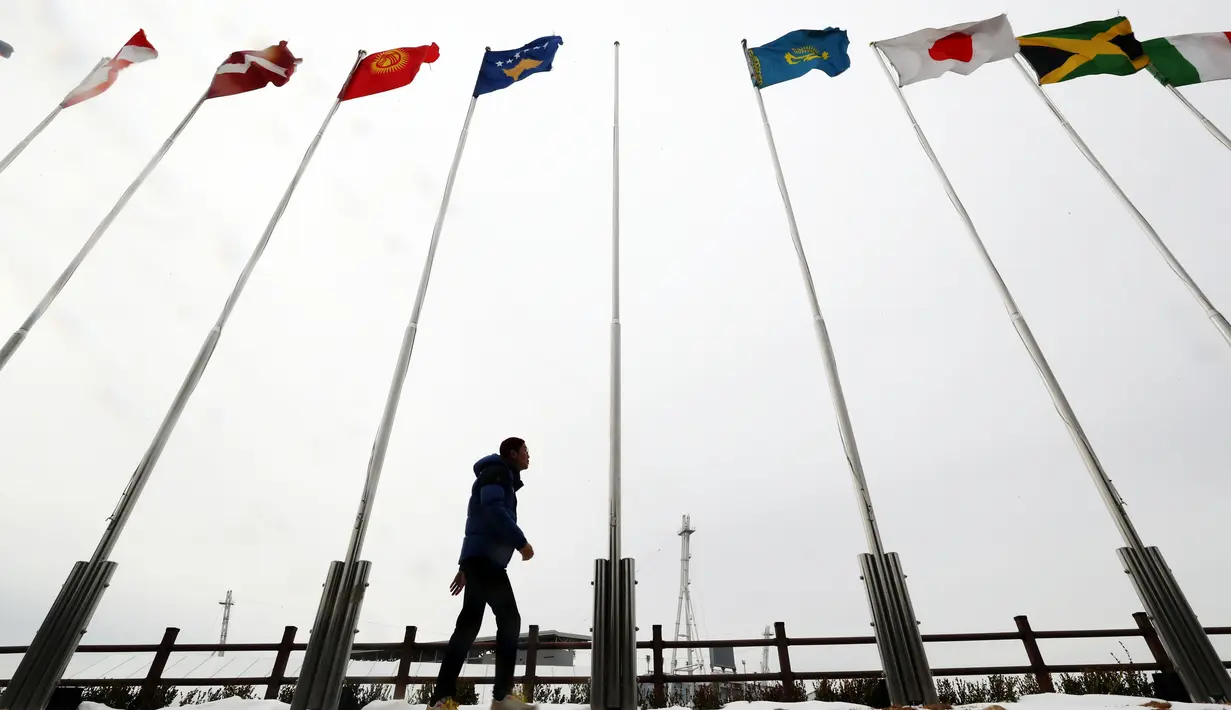 Sebuah tiang bendera kosong (tengah) sebelum digantung bendera  Korea Utara jelang Olimpiade Musim Dingin 2018 di Stadion Olimpiade di Pyeongchang, Korea Selatan (1/2). (AFP Photo/Yonhap)