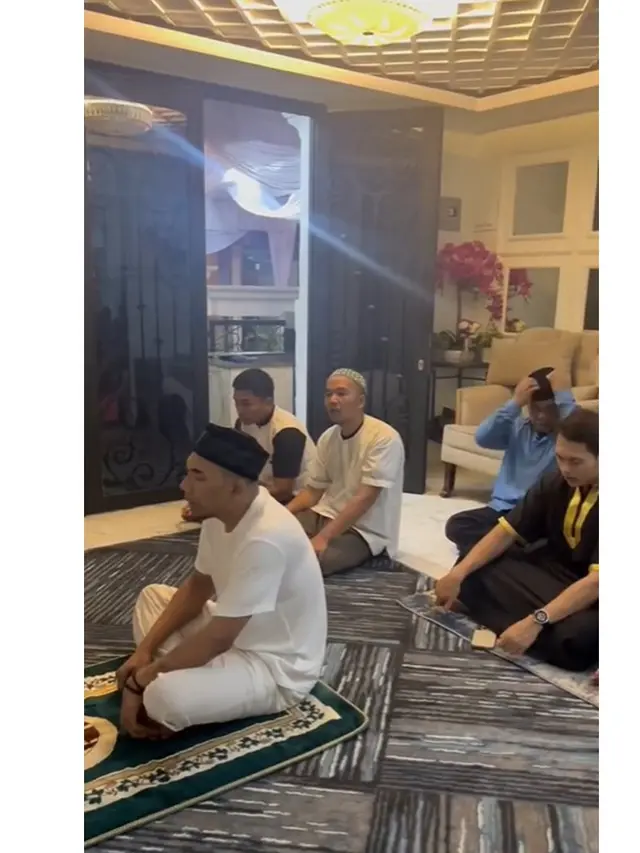 6 Potret Suasana Pengajian 40 Hari Wafatnya Mpok Alpa di Rumah Baru, Penuh Khidmat
