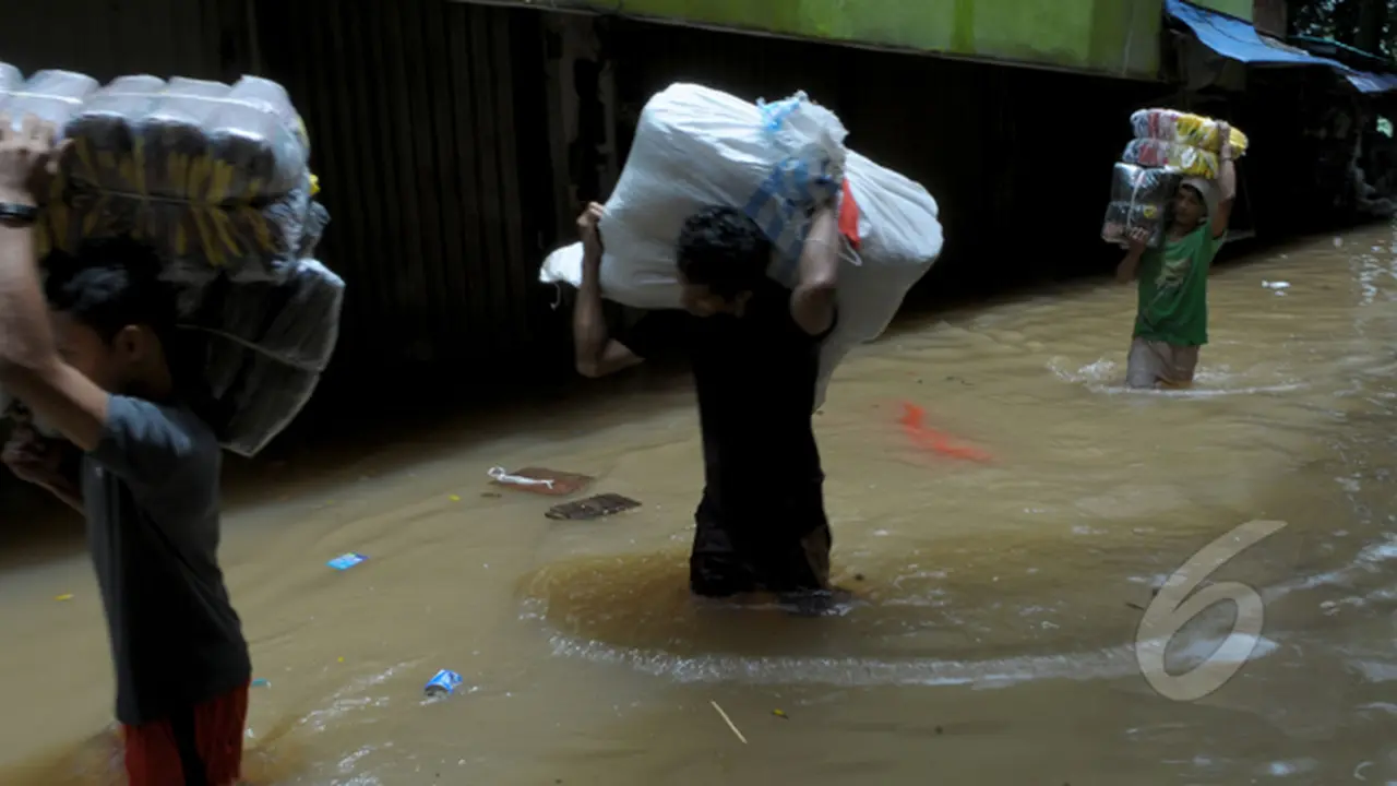 Pasar Cipulir Banjir Hingga Sepinggang Orang Dewasa