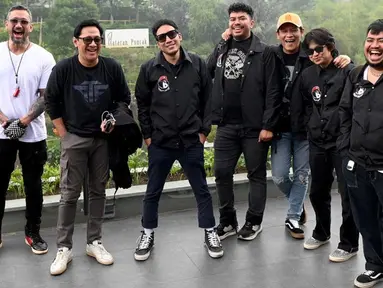 Setelah sebelumnya dikenal sebagai bagian dari geng motor The Prediksi, kini Andre bersama Tora dan Desta menciptakan geng baru bernama Bedain. Empat komika super kocak dan ceria yang bergabung bersama mereka, yaitu Boris Bokir, Rigen, Rispo, dan Indra Jegel. (Liputan6.com/IG/@desta80s)
