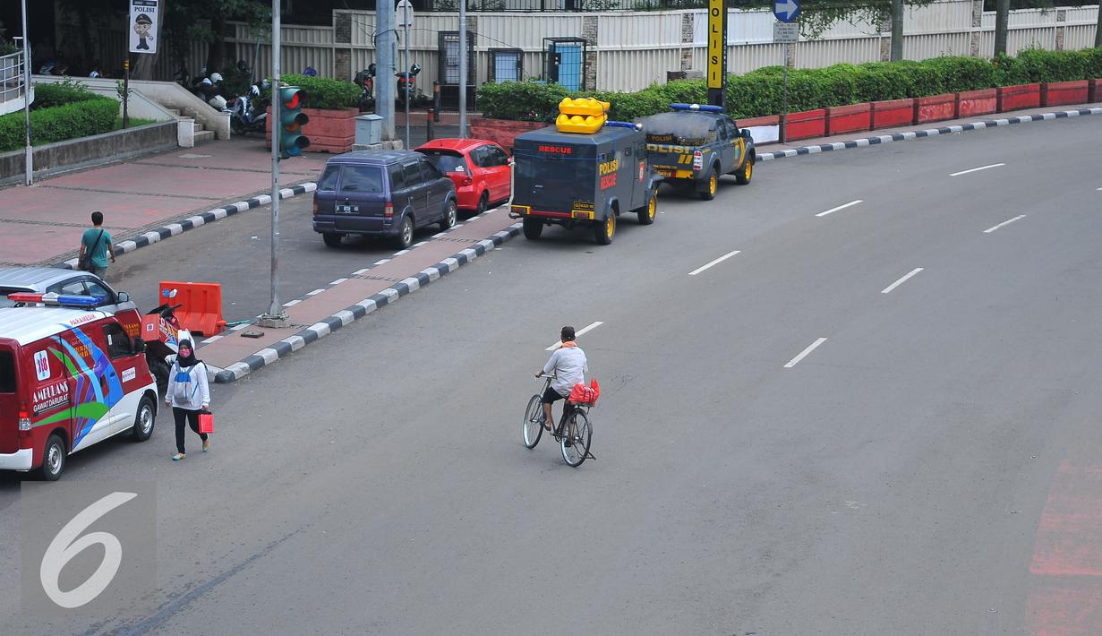 Seorang pengendara sepeda melintas di Kawasan Bundaran HI, Jakarta, Rabu (15/2). Suasana lalu lintas di kawasan tersebut terlihat sepi di karenakan libur pemilihan Gubernur DKI. (Liputan6.com/Angga Yuniar)