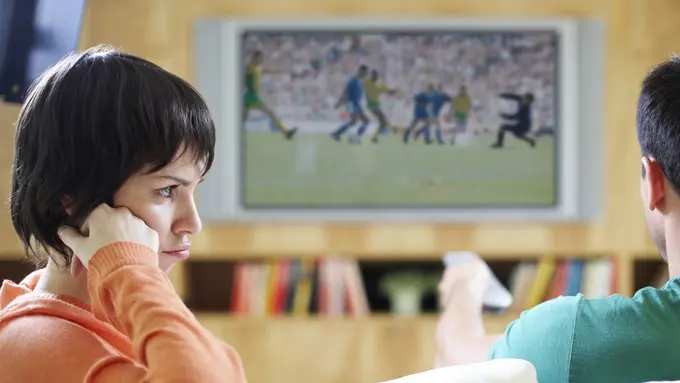 4 Alasan Kenapa Kamu Harus Nemenin Pacar Nonton Bola