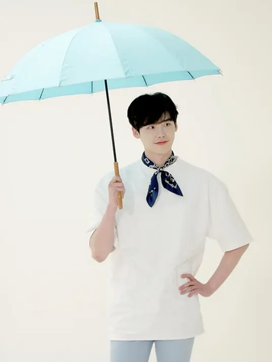 Menunda wajib militernya, Lee Jong Suk beralasan ingin melanjutkan pendidikan pasca sarjananya dan adanya kontrak film terbarunya yang kabarnya sudah terlanjur ia tanda tangani. Keputusannya ini pun menimbulkan hujatan para haters. (Instagram/jongsuk0206)