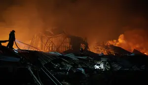 Serangan Drone Rusia Picu Kebakaran Gudang di Kyiv