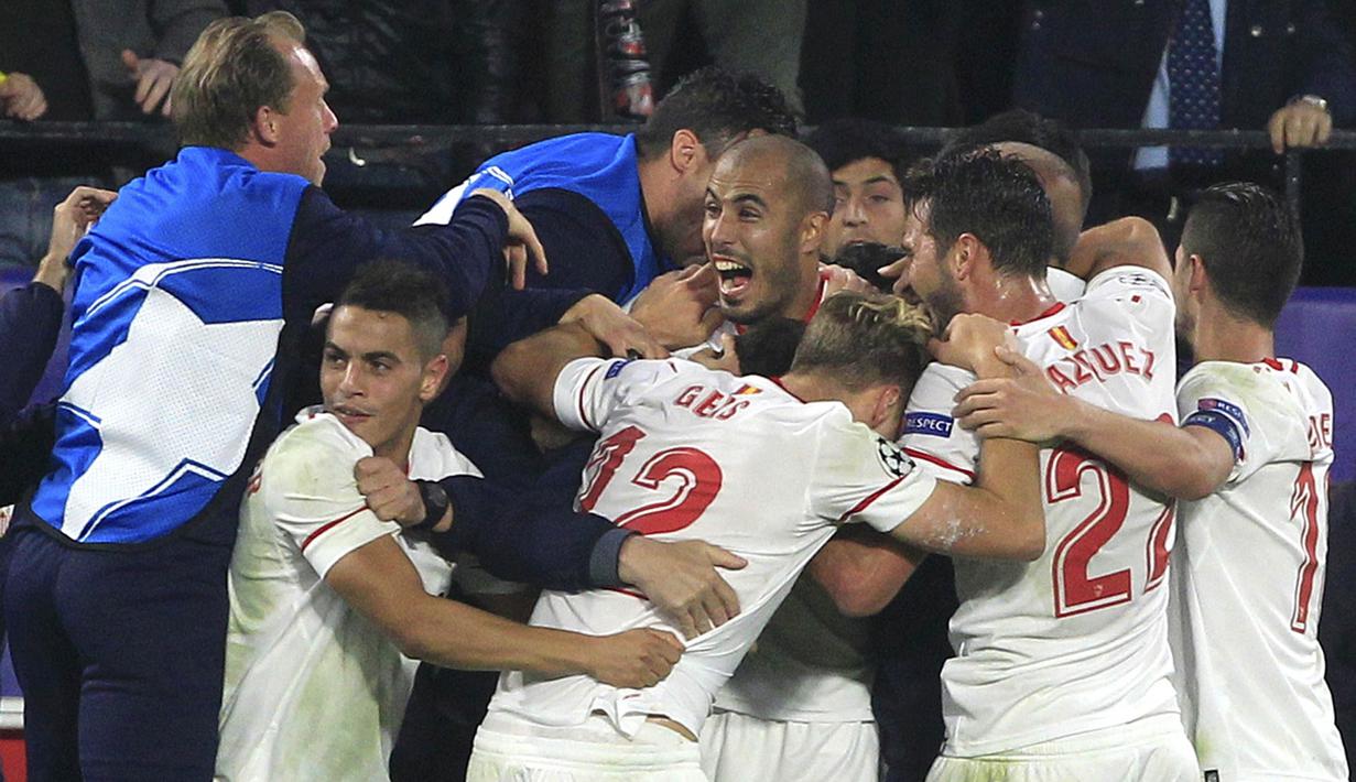 Para pemain Sevilla merayakan gol yang dicetak Guido Pizarro ke gawang Liverpool pada laga Liga Champions di Stadion Ramon Sanchez Pizjuan, Sevilla, Selasa (21/11/2017). Kedua klub bermain imbang 3-3. (AP/Miguel Morenatti)