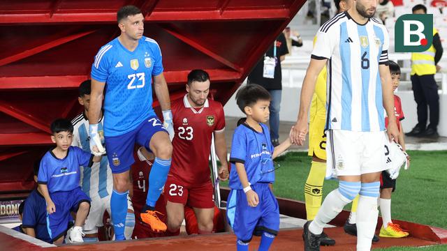 Foto: Momen Cucu Presiden Jokowi saat Dampingi Kiper Argentina, Emiliano Martines