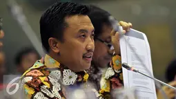 Menteri Pemuda dan Olahraga Imam Nahrawi memperlihatkan dokumen saat rapat kerja dengan Komisi X DPR di Kompleks Parlemen, Jakarta, Rabu (2/3). Rapat membahas persiapan Asian Games XVIII Tahun dan isu-isu terkini. (Liputan6.com/Johan Tallo)