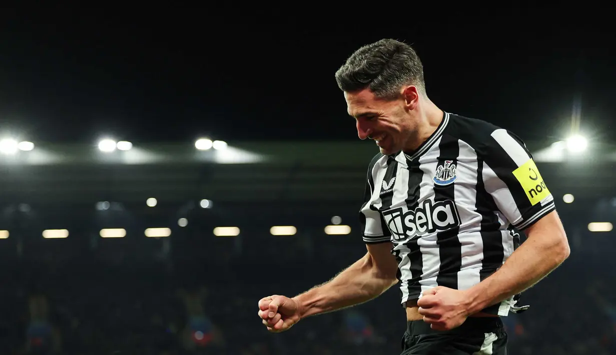 Bek Newcastle United asal Swiss #05 Fabian Schar melakukan selebrasi setelah mencetak gol kedua bagi timnya saat pertandingan sepak bola Liga Premier Inggris melawan Aston Villa di Villa Park, Birmingham, Inggris pada 30 Januari 2024. (Adrian DENNIS/AFP)