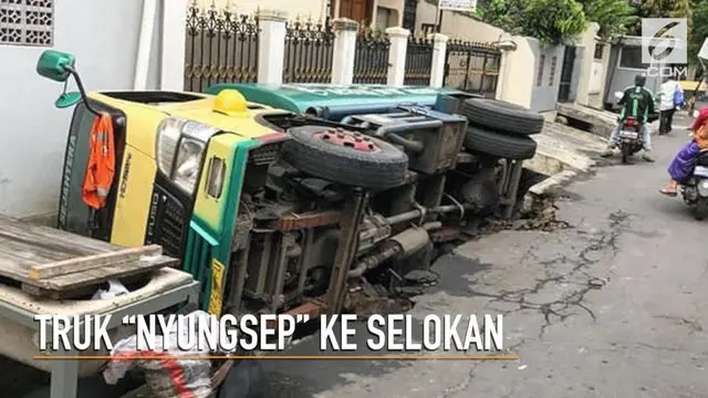 VIDEO: Truk ‘Nyungsep’ ke Selokan, Warganet Heran